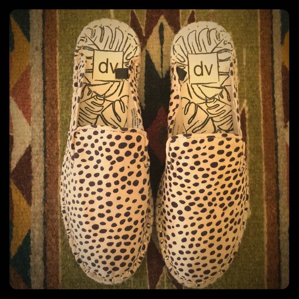 DV Elaine Leopard slip ons